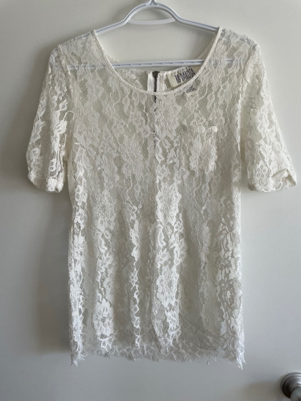 EUC BB Dakota White Lace Short Cap Sleeved Tee Zipper Back Frayed Hem Size Large